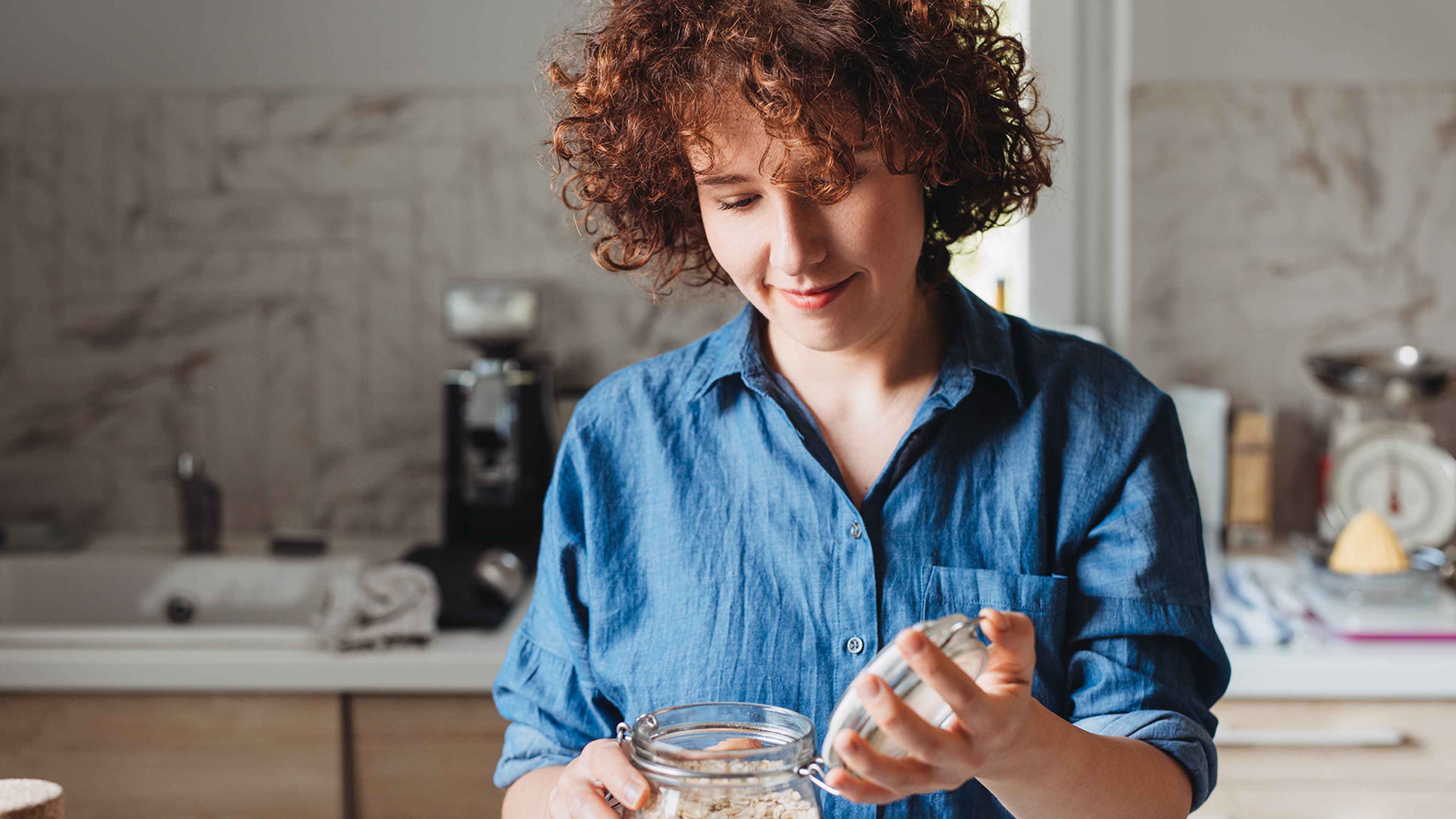 Frau isst Müsli