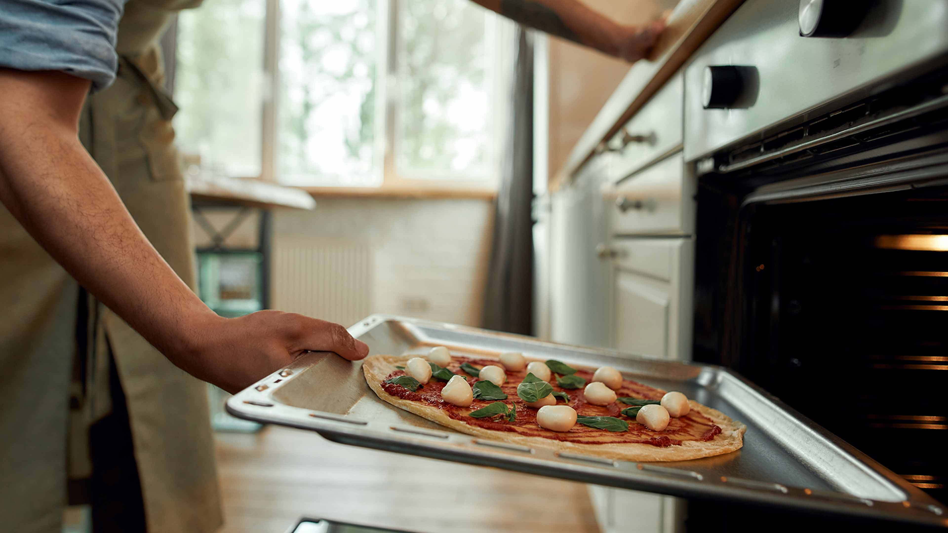 Готовить пиццу в домашних условиях духовке. Печь для пиццы электрическая. Итальянская печь для пиццы. Пицца в электропечке. Современная духовка с едой внутри.