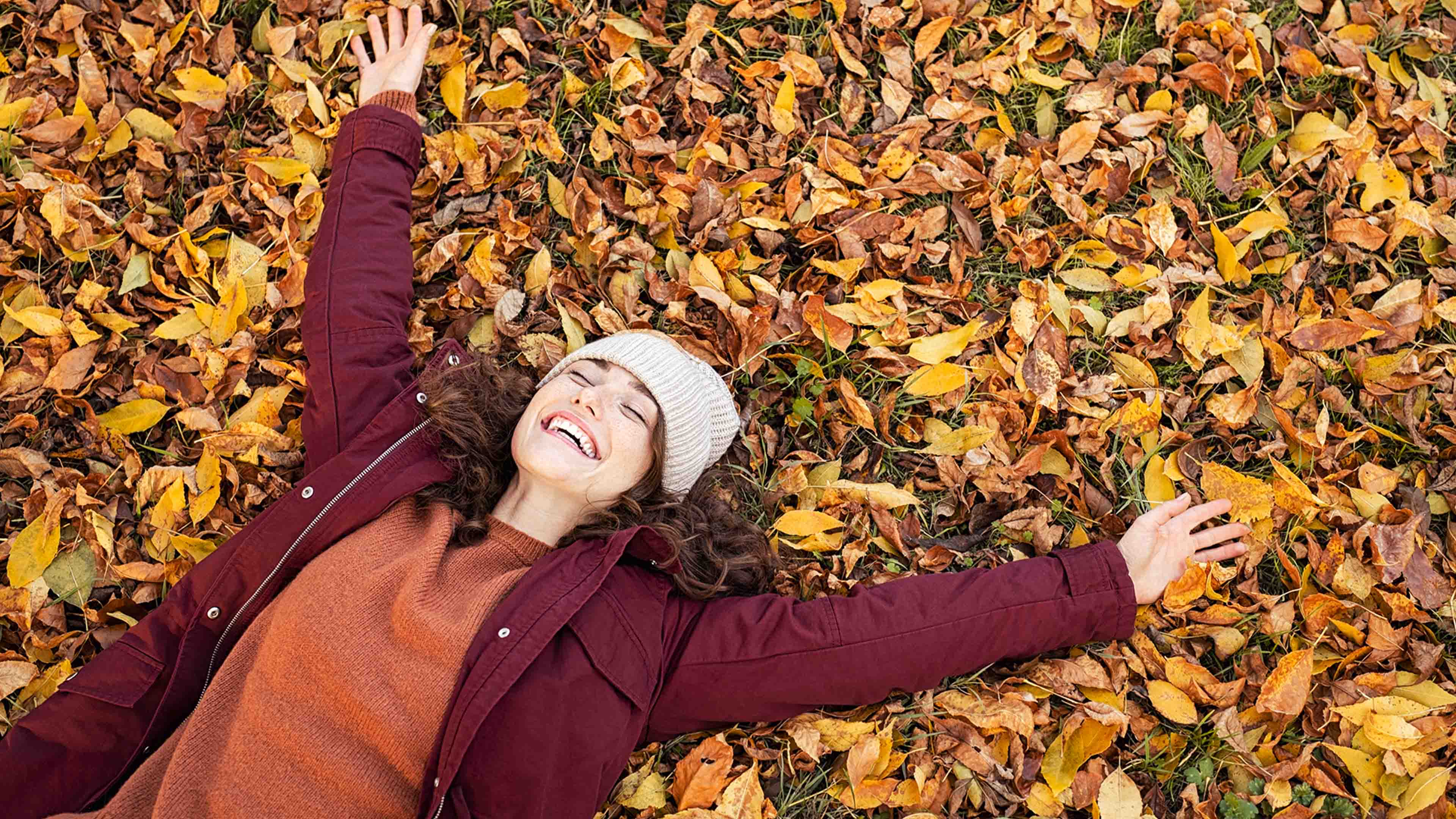 Im Herbst im Laub liegen