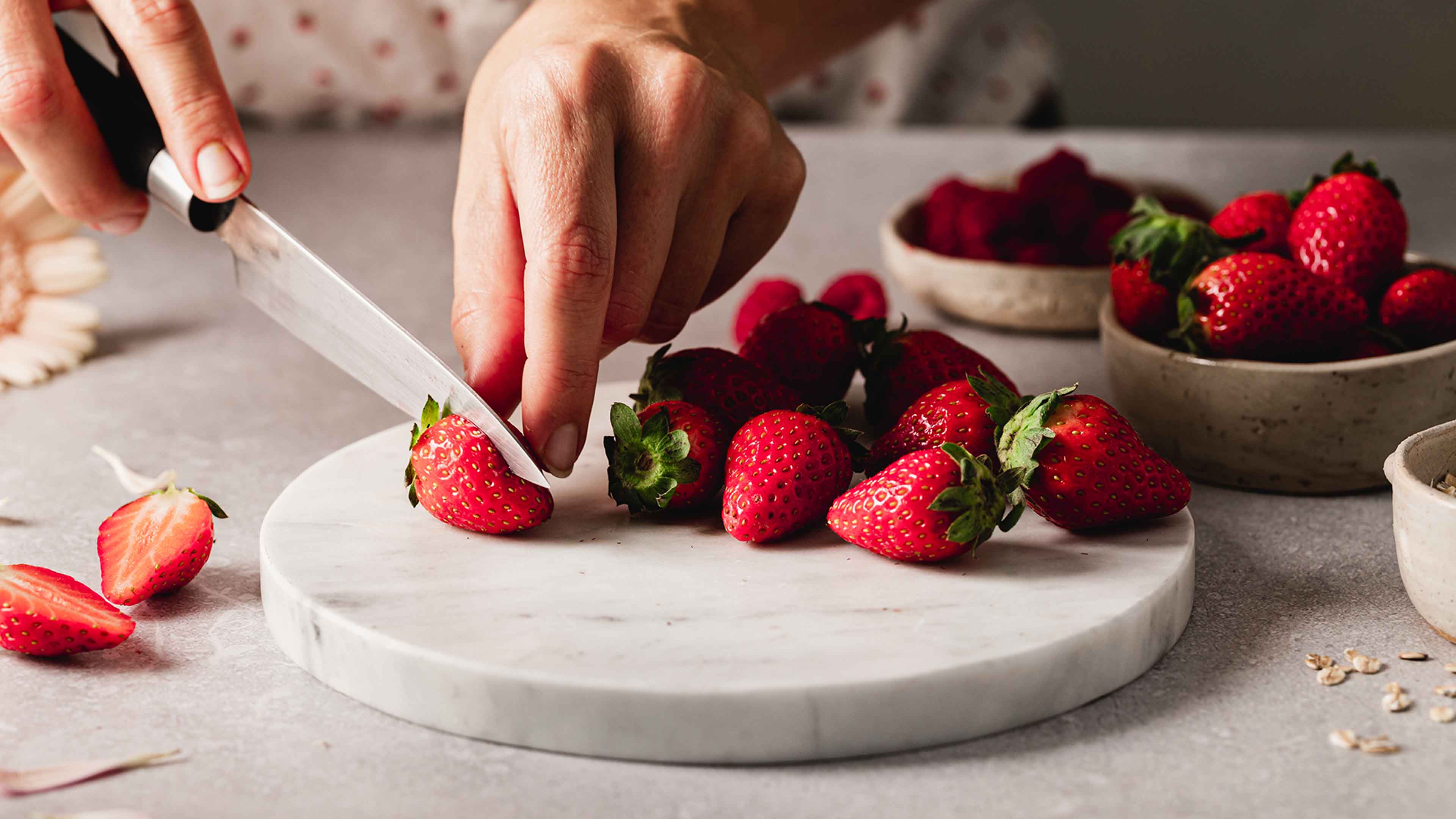 Erdbeeren werden geschnitten