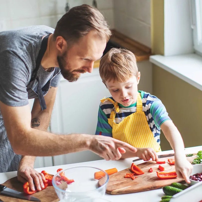 NES-Ernaehrungsstudio-Newsletter_1-1.jpg Vater und Sohn beim kochen