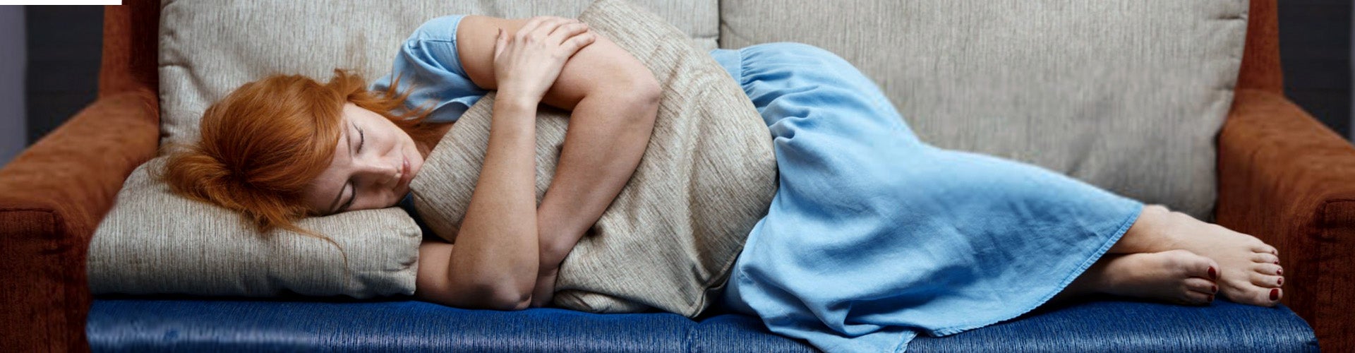Frau liegt auf Sofa
