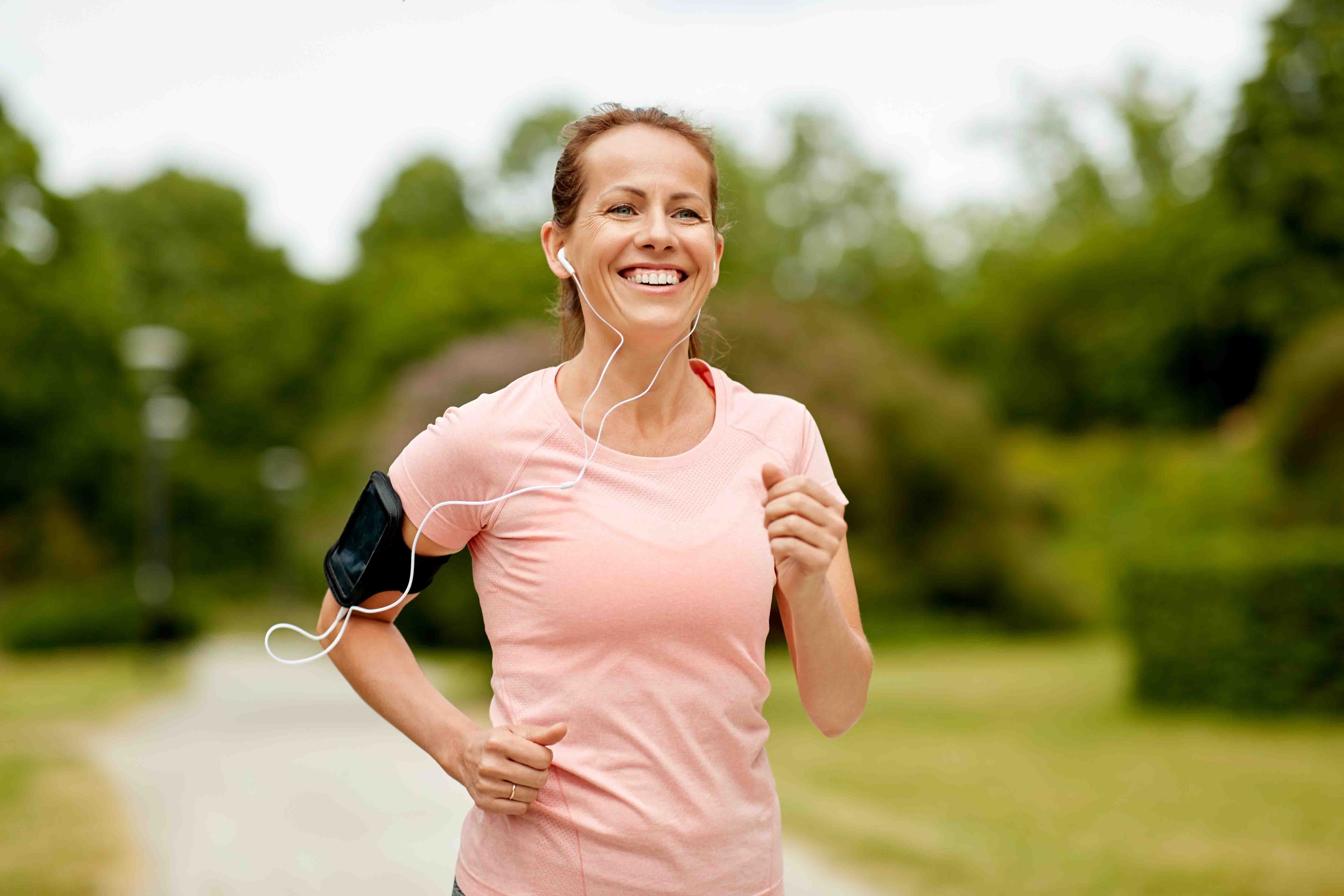 Frau joggt