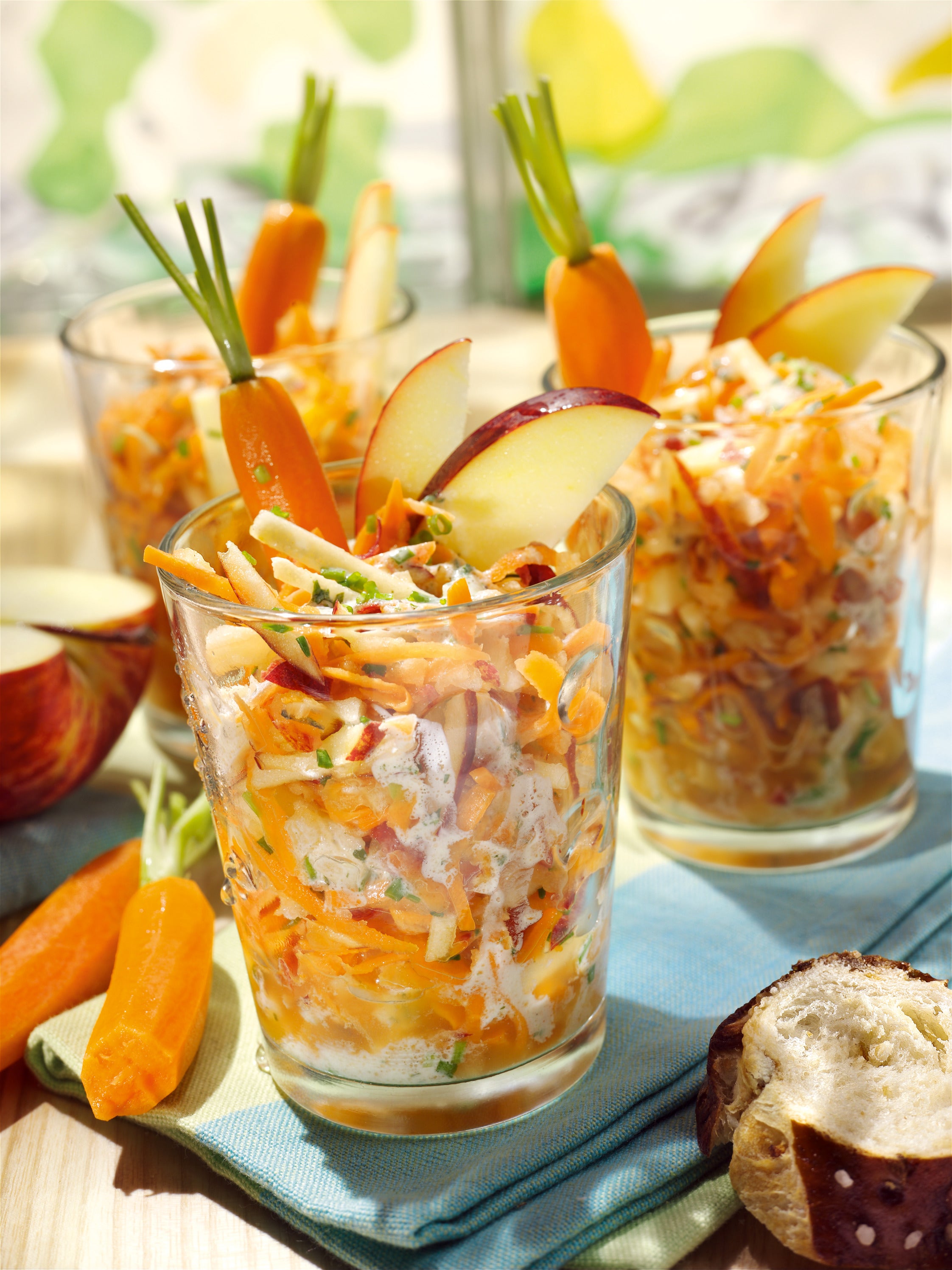 Maggi Rezept Möhren-Apfel-Salat in Gläsern angerichtet Maggi Rezept Möhren-Apfel-Salat in Gläsern angerichtet