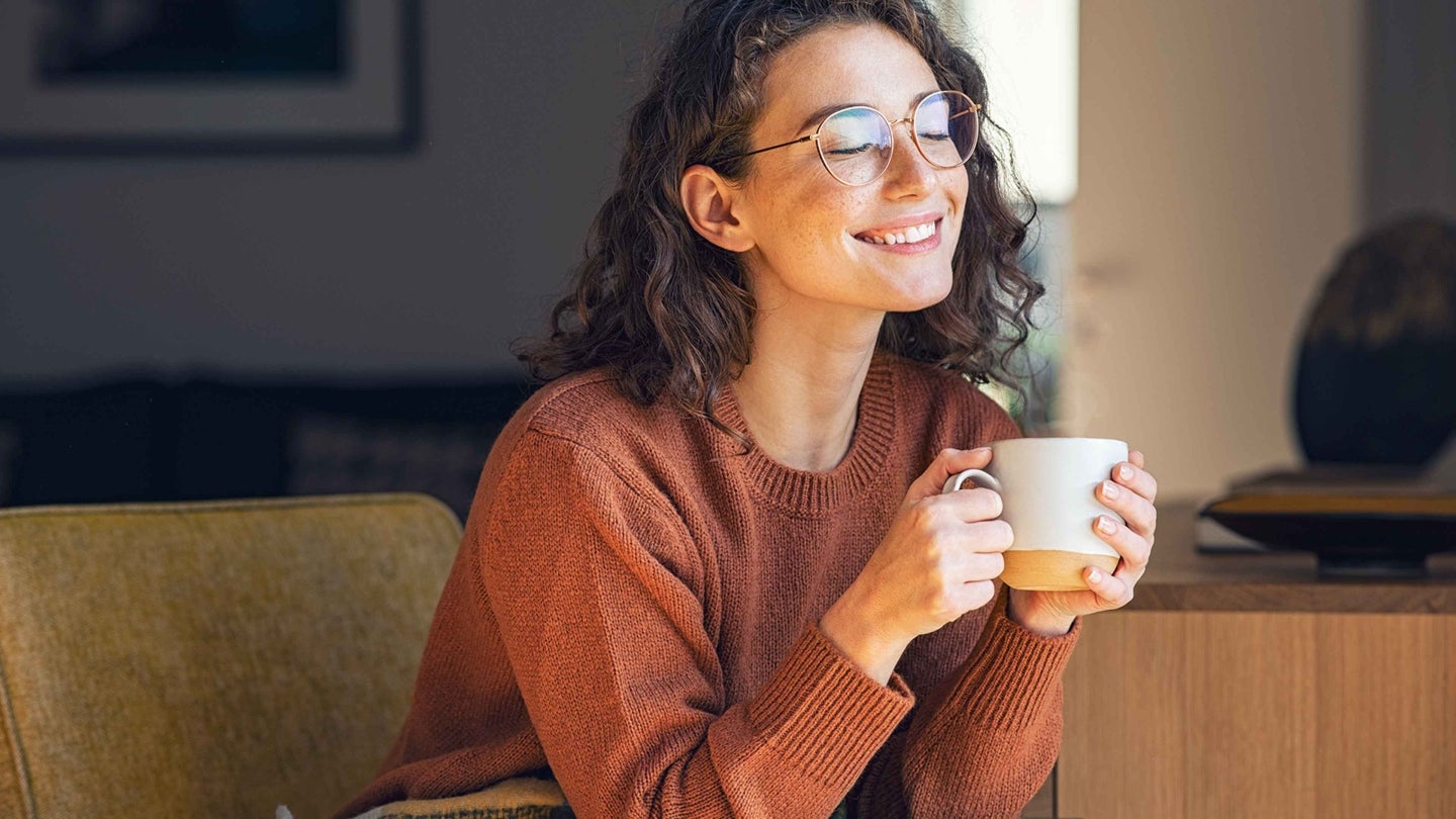 Frau genießt Kaffee