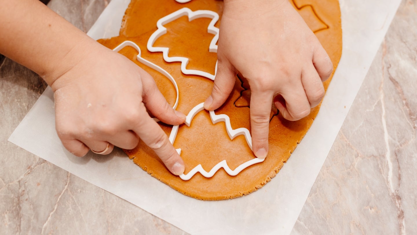 Tannenbaum Motiv Plätzchen Mit einem Tannenbaum Motiv wird Keksteig ausgestochen