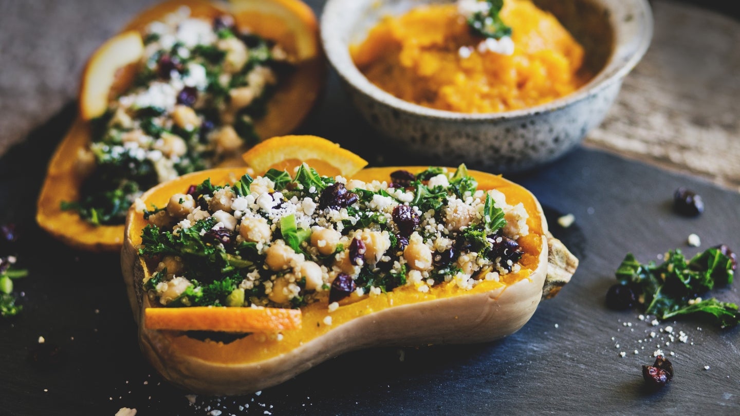 Gefüllte Butternut Kürbis mit Quinoa und Kichererbsen