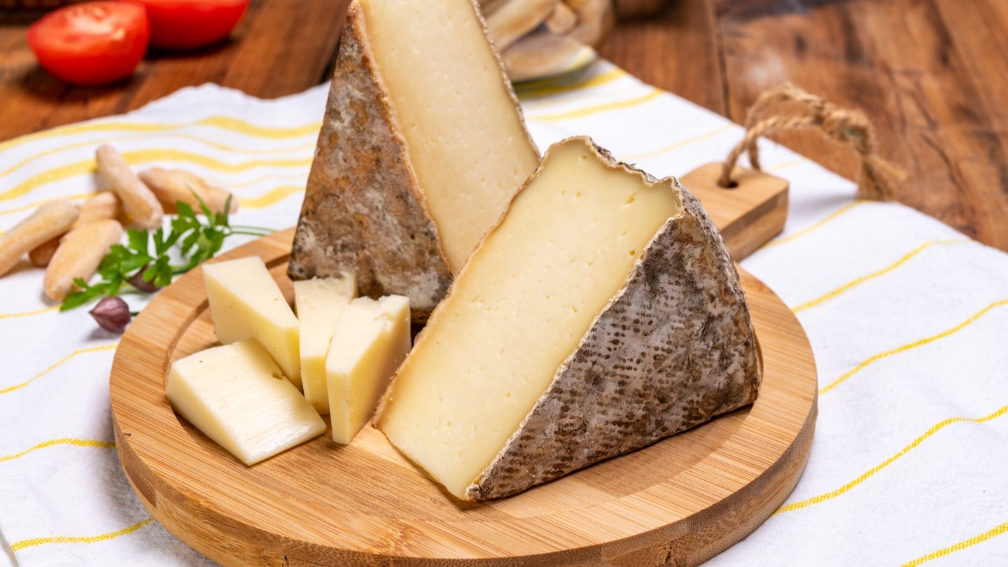 Aufgeschnittene Bergkäse aus der Alpenregion