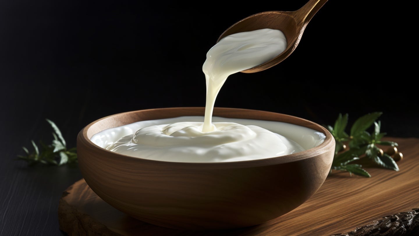 Ziegenmilchjogurt Ein Schale mit Naturjogurt aus Ziegenmilch