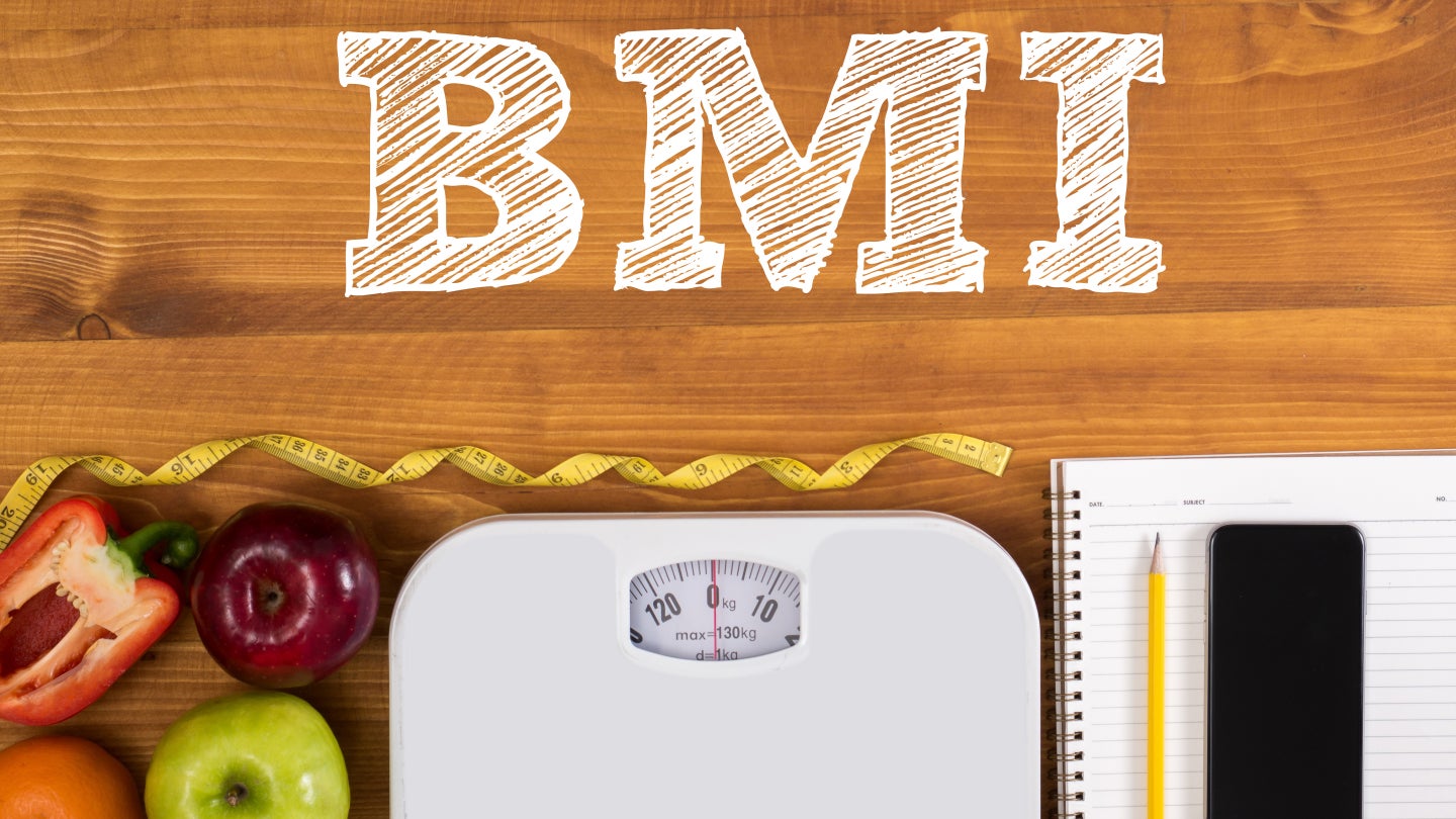 Tisch mit Obst, Waage, Block und Stift mit Überschrift BMI