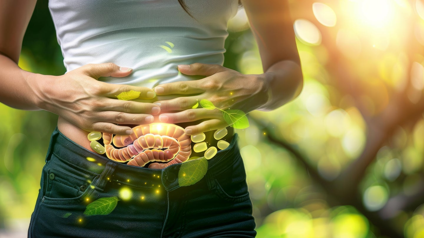 Frau hält Hände auf den Bauch, animiertes Darm Bild sichtbar