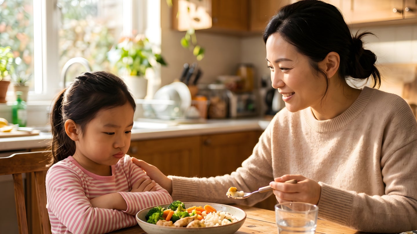 Mutter möchte ihrer Tochter zu Essen geben