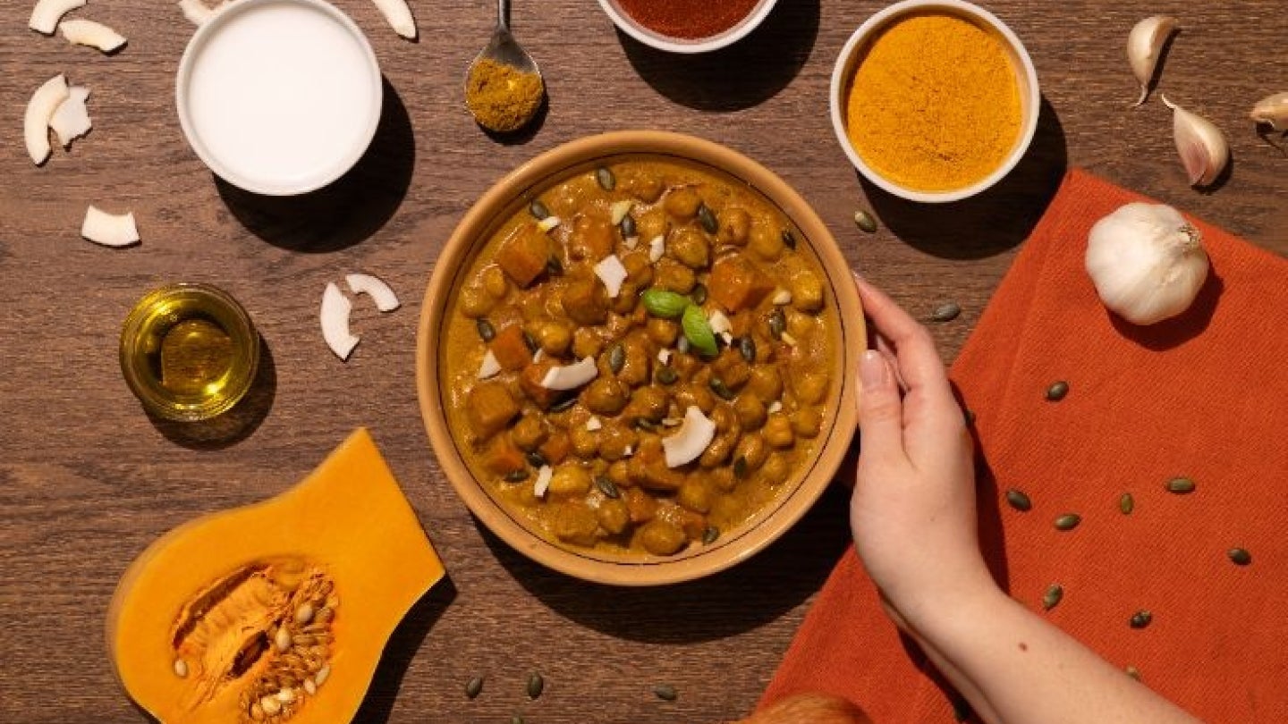 Schüssel mit Kichererbsencurry und Kürbis