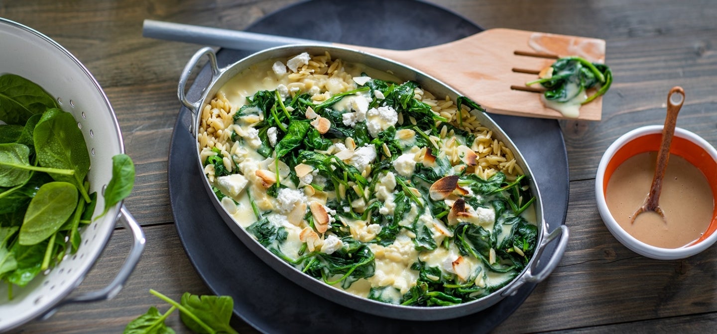 Griechische Kritharaki mit Spinat und Fetakäse. Griechische Kritharaki mit Spinat und Fetakäse.