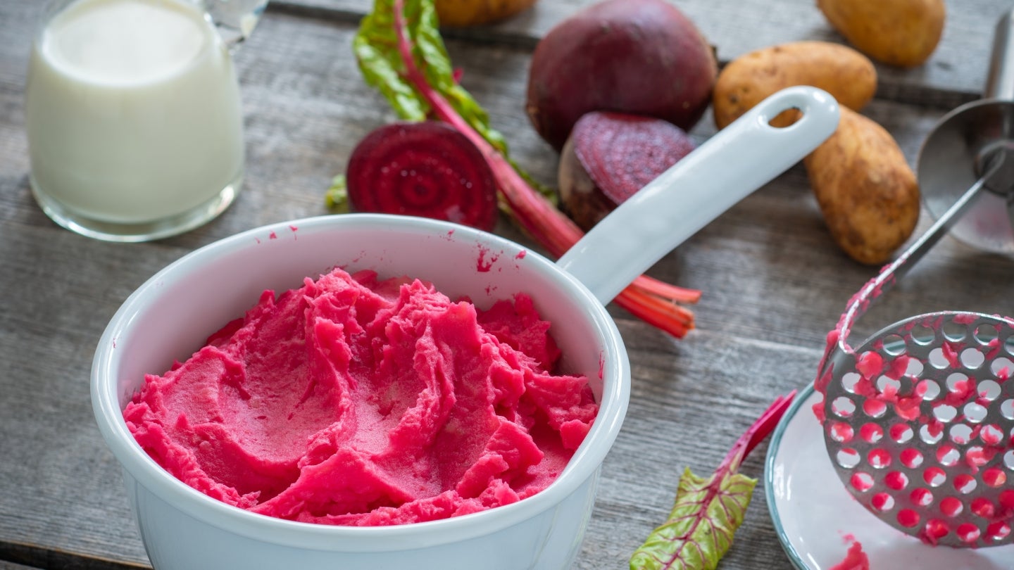 Kartoffel Püree mit Roter Bete angerichtet in einem Topf Kartoffel Püree mit Roter Bete angerichtet in einem Topf