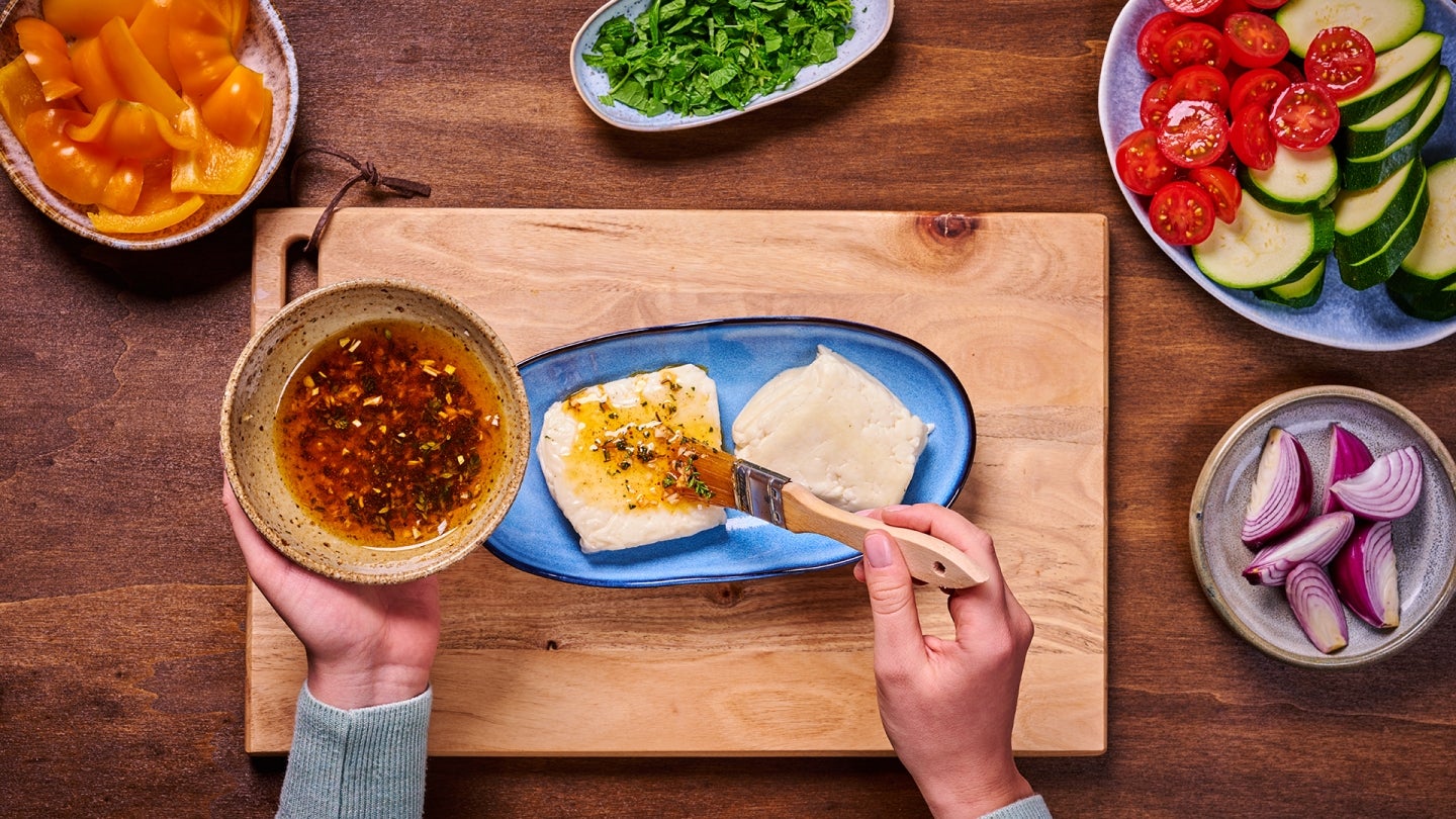 Halloumi mit der Marinade einpinseln