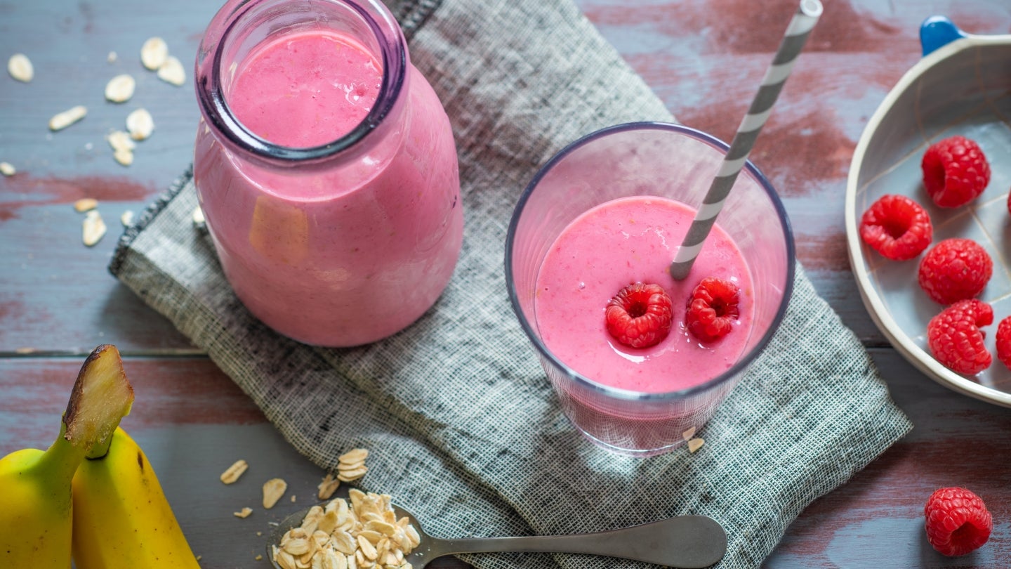 Himbeer-Smoothie mit Banane und Haferflocken als Topping