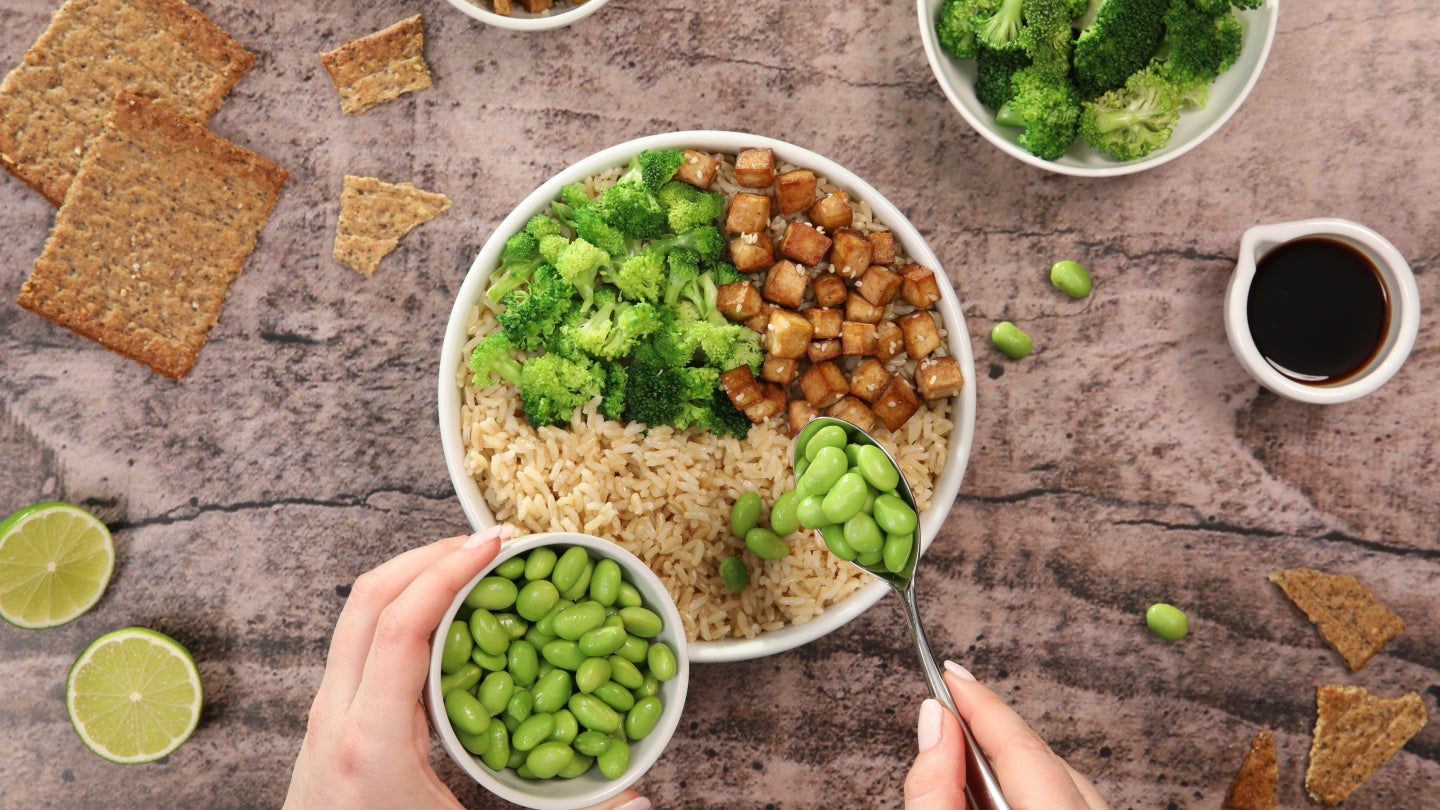 Edamame wird in die Bowl gegeben