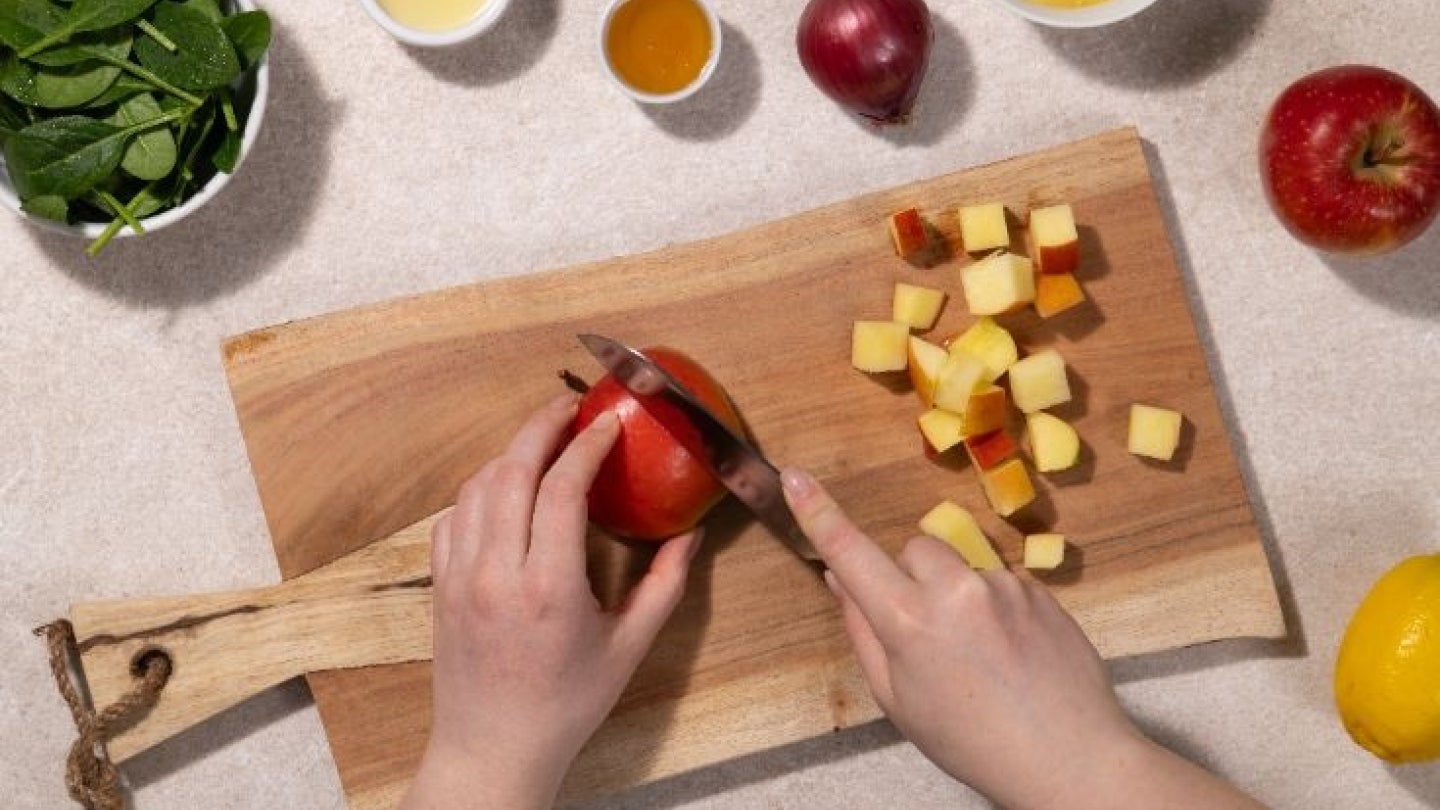 Apfel wird kleingeschnitten