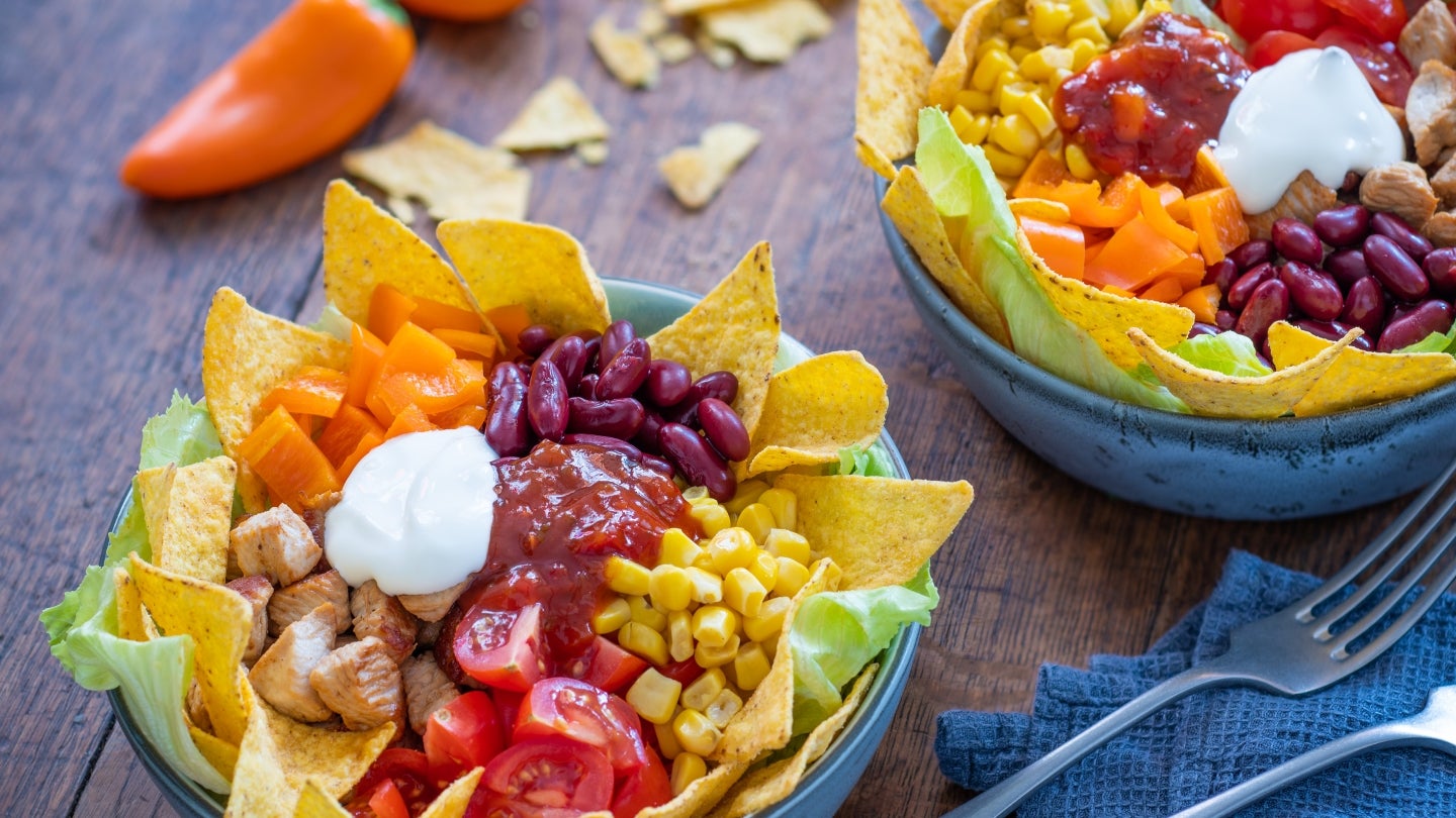Bunte Taco Bowl in einer Schüssel angerichtet Bunte Taco Bowl in einer Schüssel angerichtet