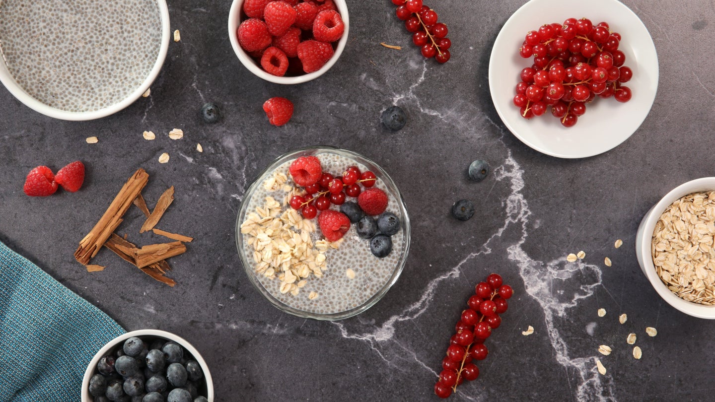 Overnight Chia-Pudding mit Haferflocken und frischen Beeren
