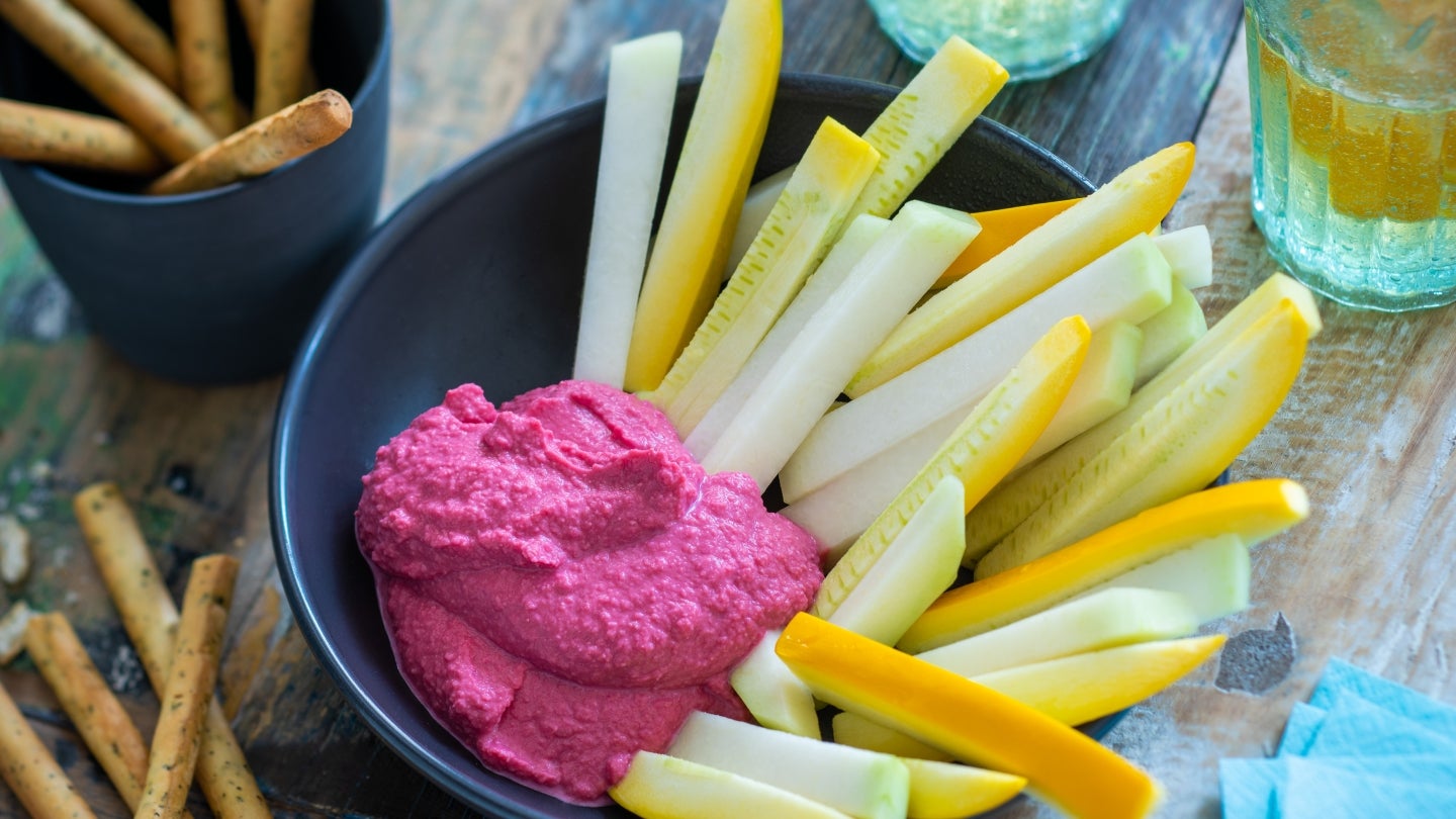 Rote Bete Hummus mit Gemüsesticks und Grissini Rote Bete Hummus mit Gemüsesticks und Grissini