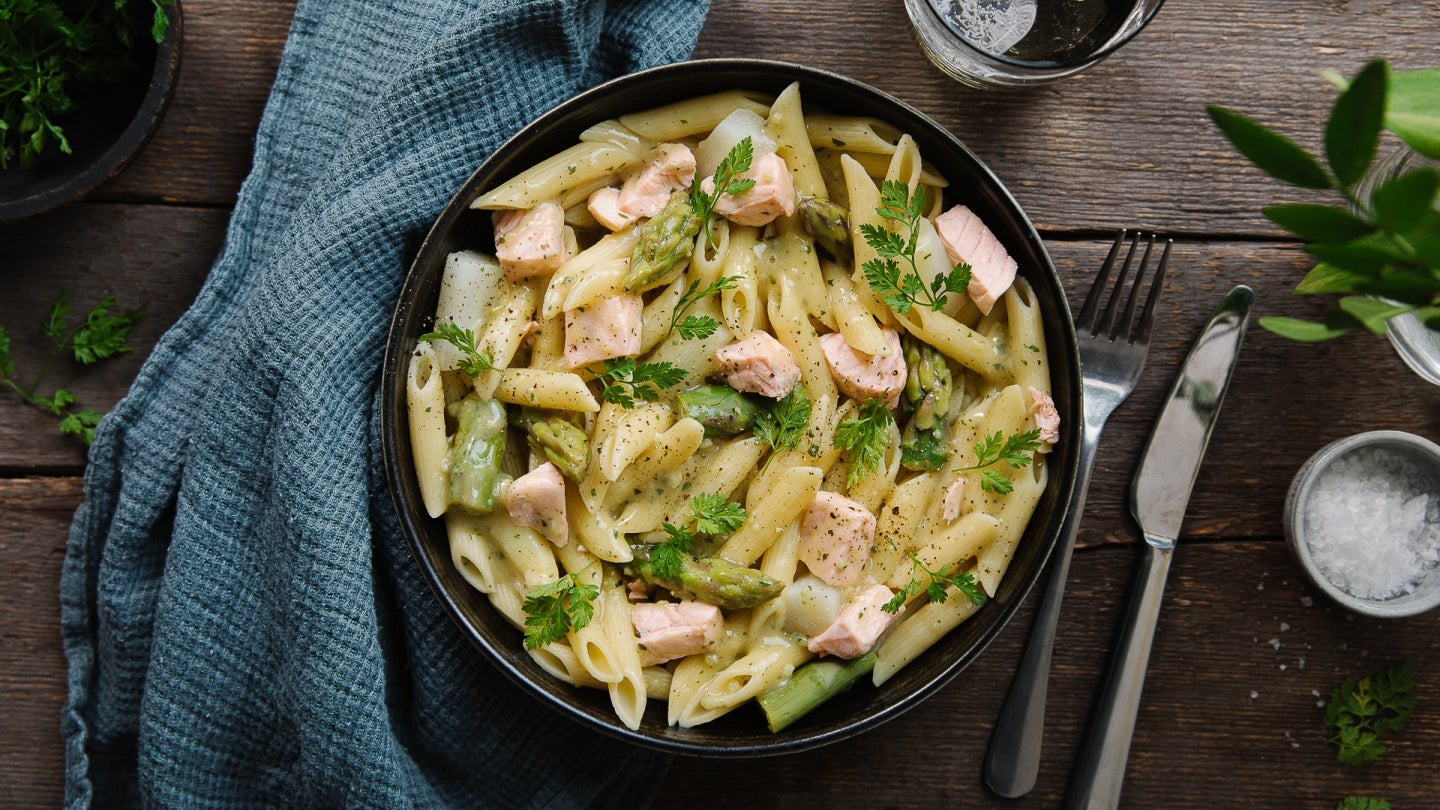 One Pot Pasta mit Spargel und Lachs