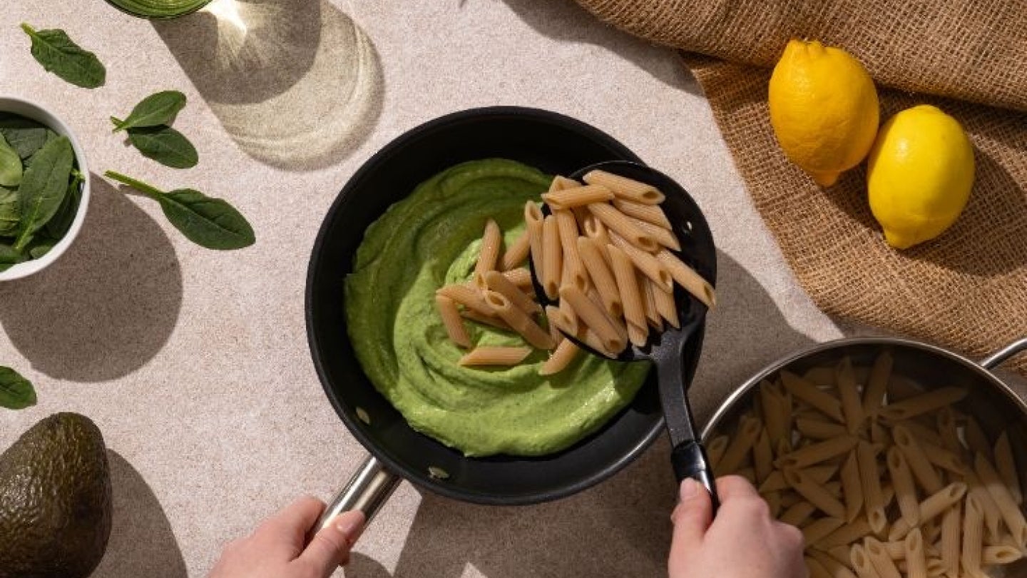 gekochte Pasta wird in die pürrierte Soße gegeben