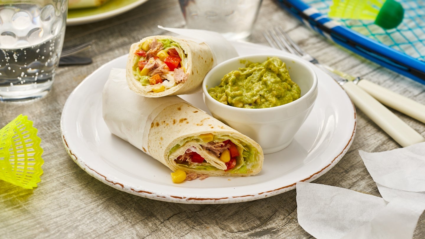 Selbstgemachter Wrap mit Thunfisch, Mais und Eisbergsalat Selbstgemachter Wrap mit Thunfisch, Mais und Eisbergsalat