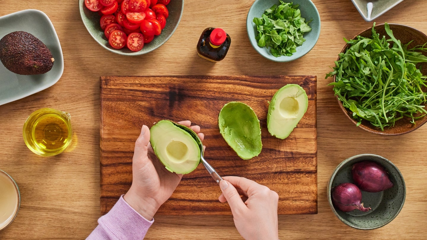 Avocado halbieren, Kern entfernen, schälen und in Würfel schneiden.