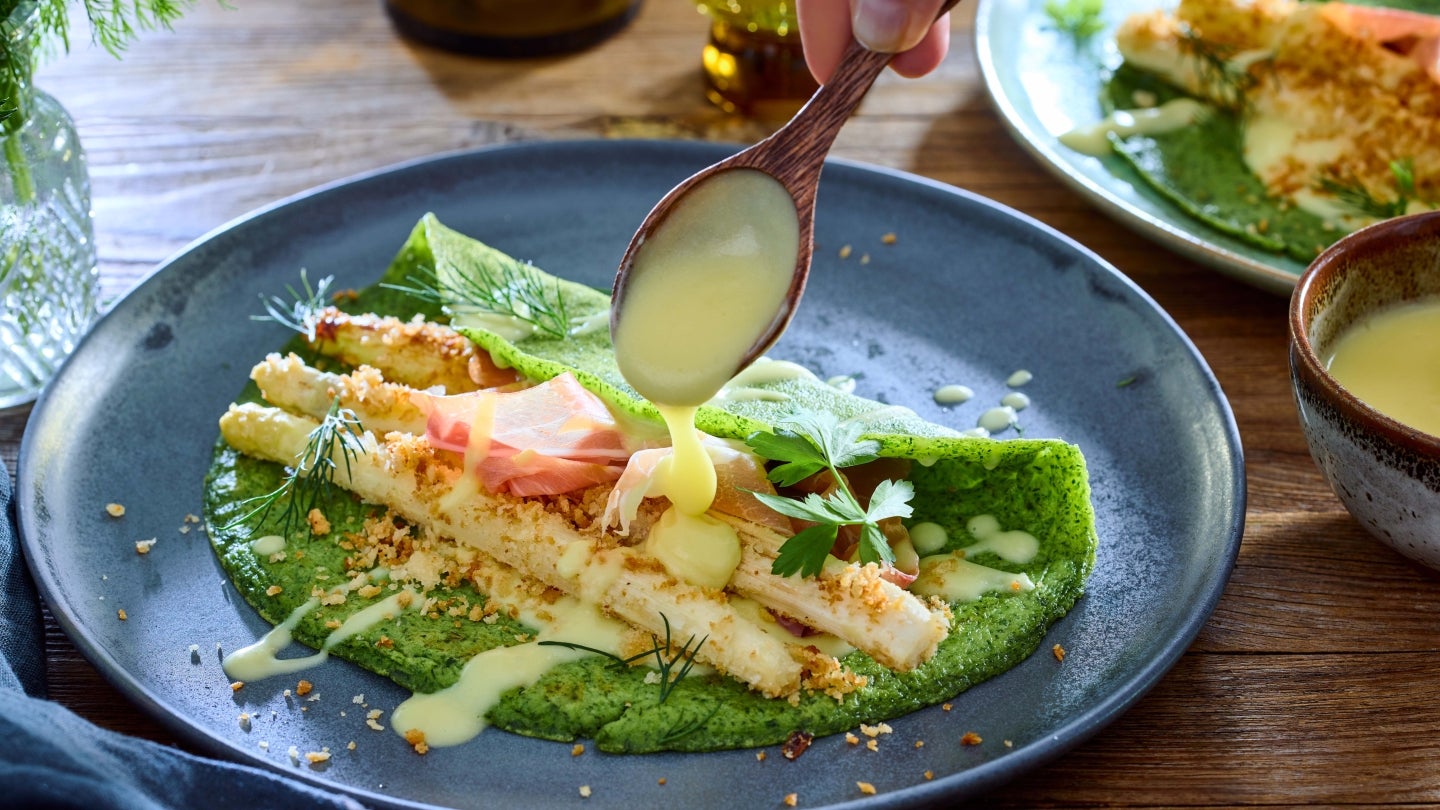 Crunchy Spargel mit Kraeuterpfannkuchen