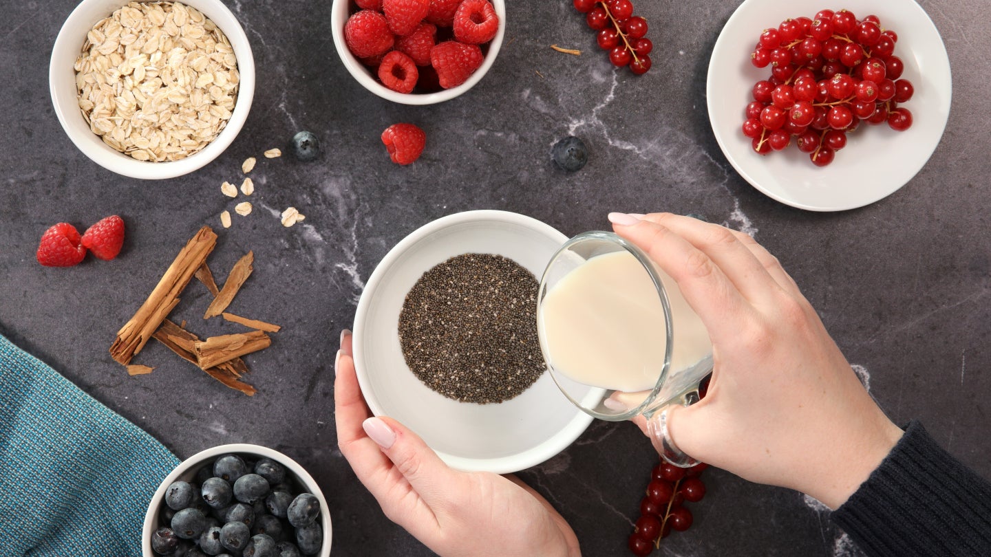 Chiasamen werden mit Pflanzendrink vermischt