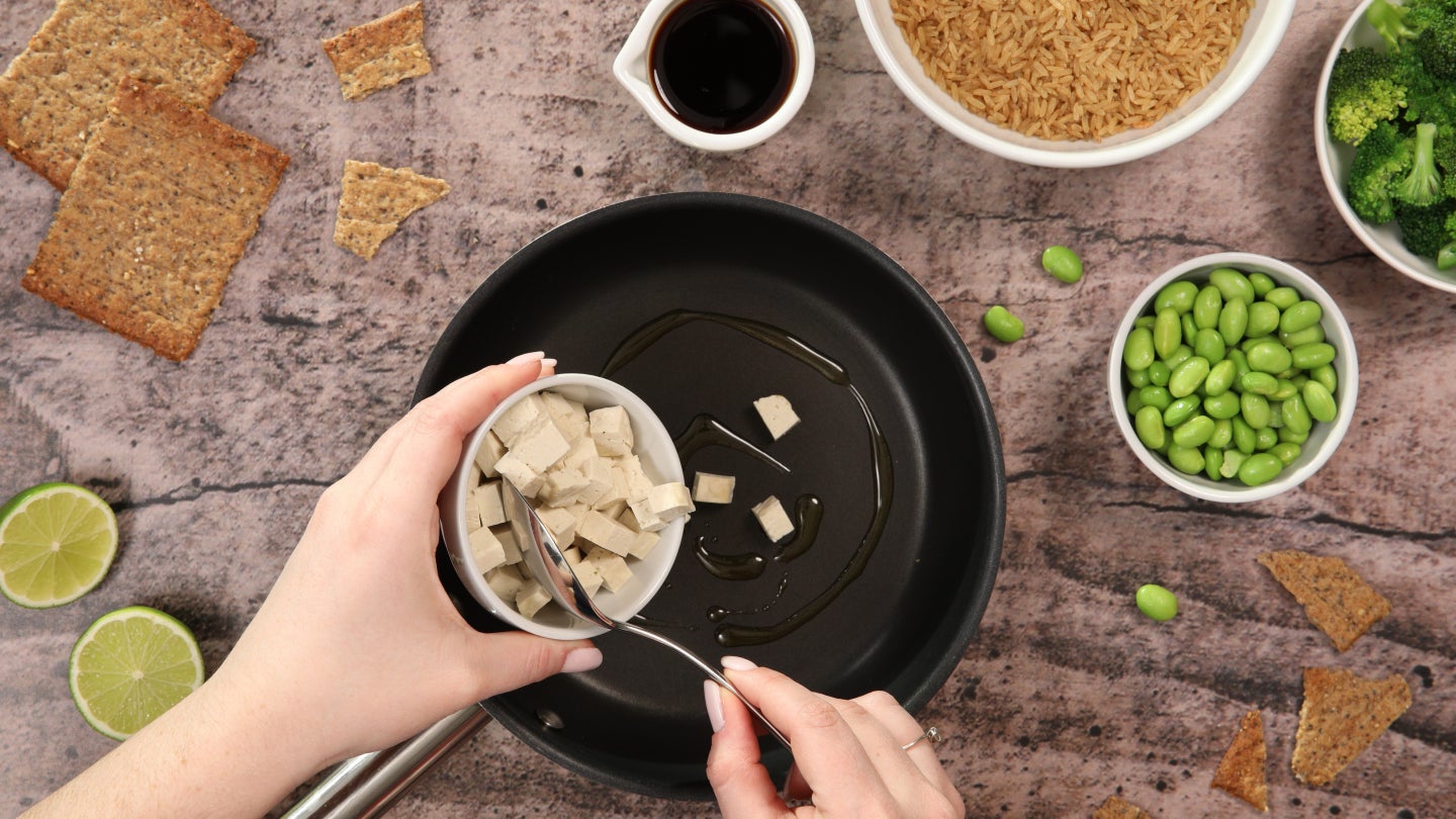 Tofu wird angebraten