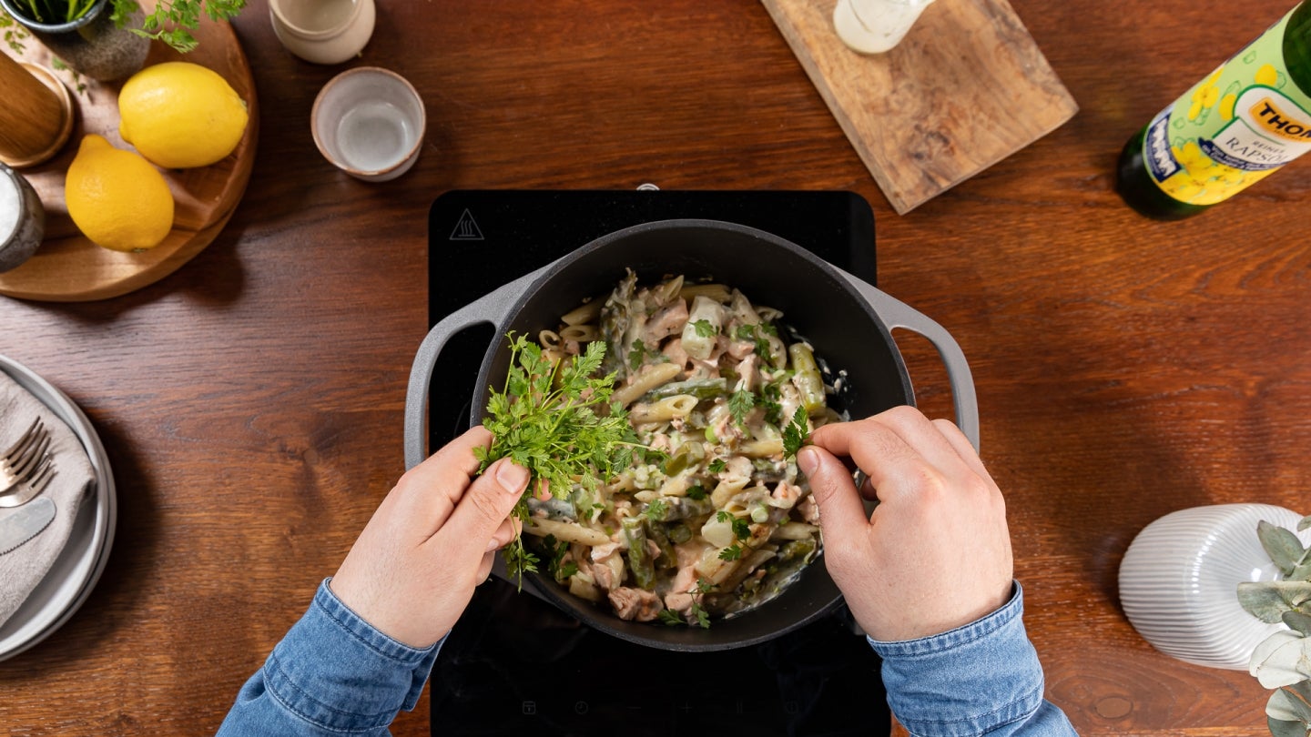 Spargel Pasta mit Kerbel bestreuen und anrichten