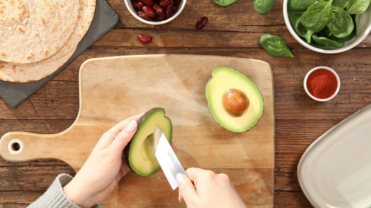 Avocado wird in scheiben geschnitten