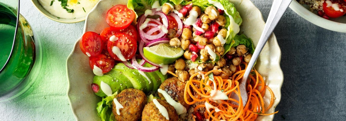 Vegane Leftover Bowl mit Falafel Vegane Leftover Bowl mit Falafel