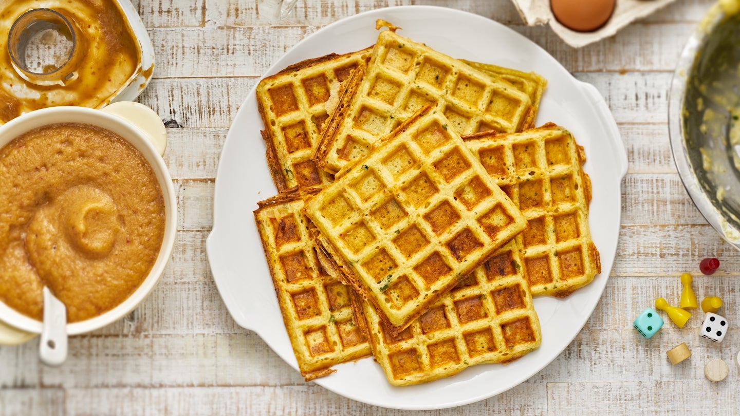 Waffeln aus Kartoffelraspeln mit Schinkenwürfeln und schnellem Apfelkompott Waffeln aus Kartoffelraspeln mit Schinkenwürfeln und schnellem Apfelkompott