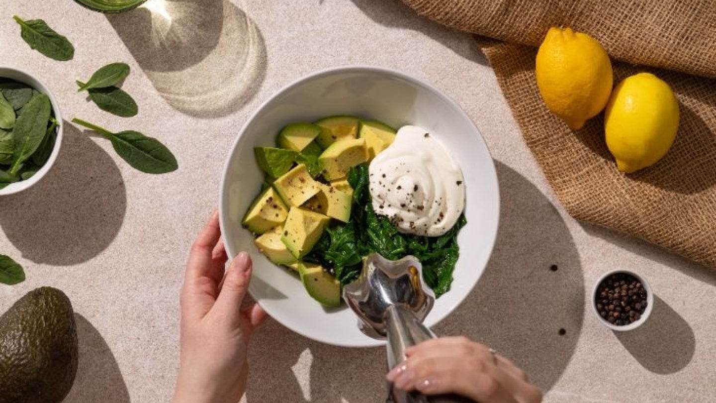 Avocado, Spinat und Creme werden pürriert