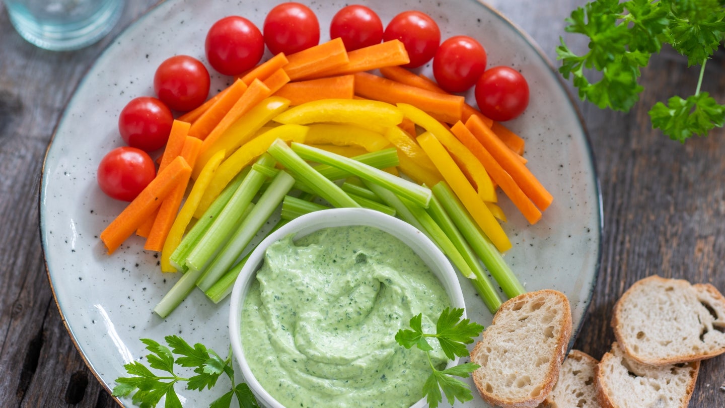 Kräuter Dip mit Regenbogen-Gemüsesticks Kräuter Dip mit Regenbogen-Gemüsesticks