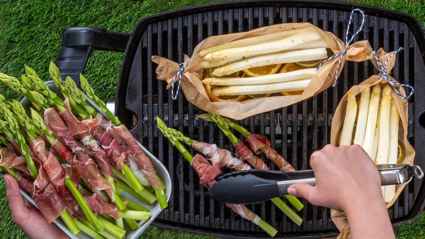 Spargel auf den Grill geben