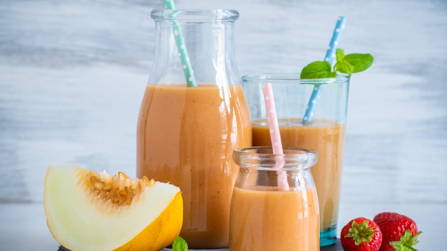 Fruchtiger Buttermilch-Smoothie mit Minze als Dekoration Fruchtiger Buttermilch-Smoothie mit Minze als Dekoration