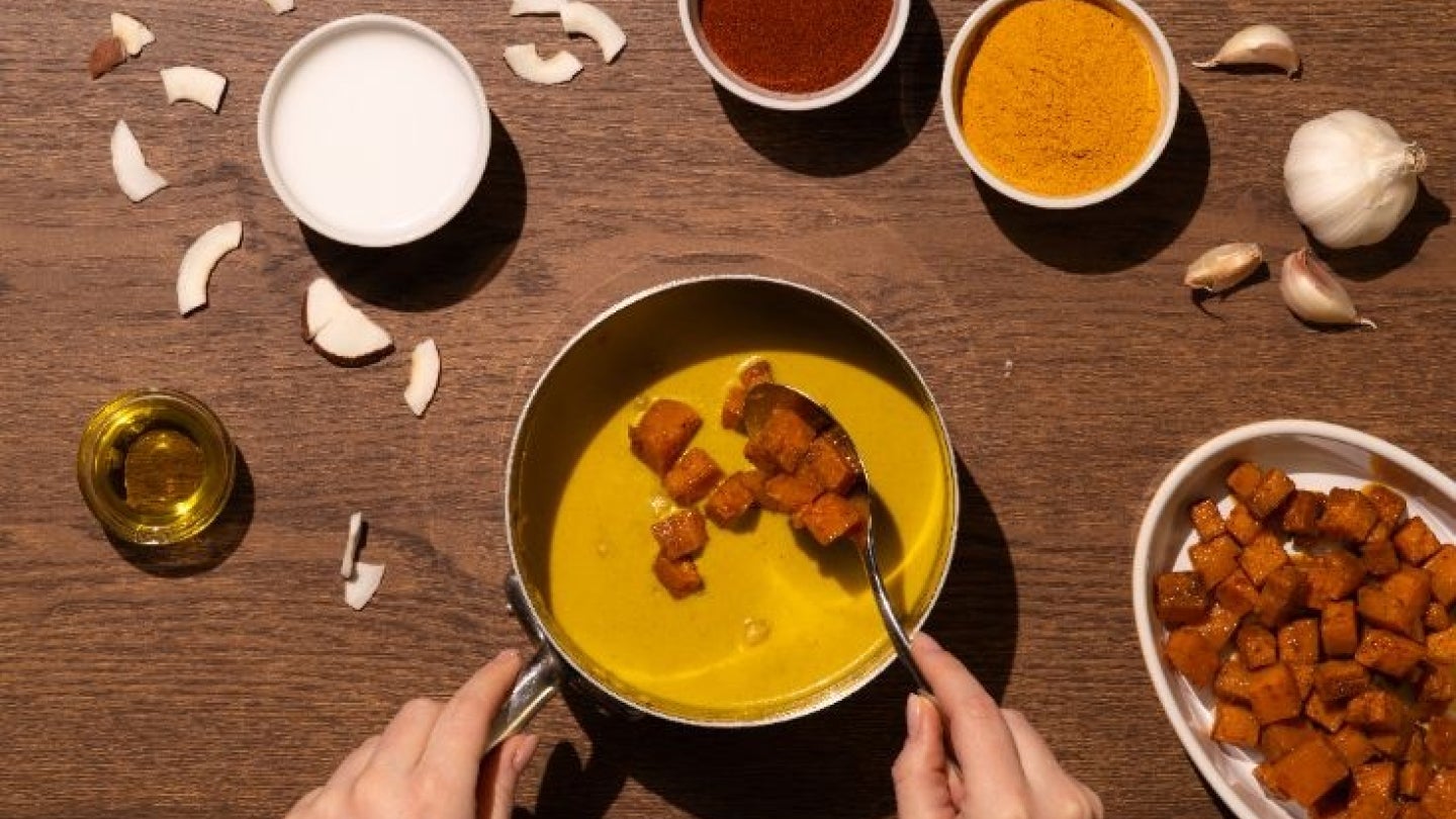 gerösteter Kürbis wird in Sauce gegeben