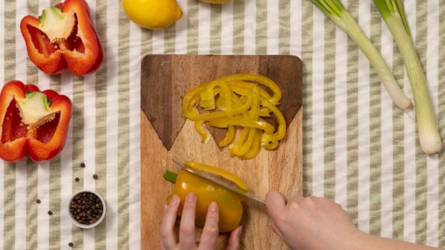 Paprika wird geschnitten