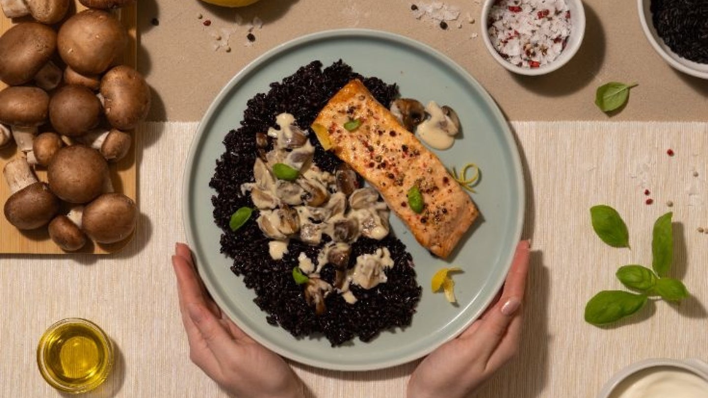Fertiger Teller mit Lachs, Champignons und Wildreis