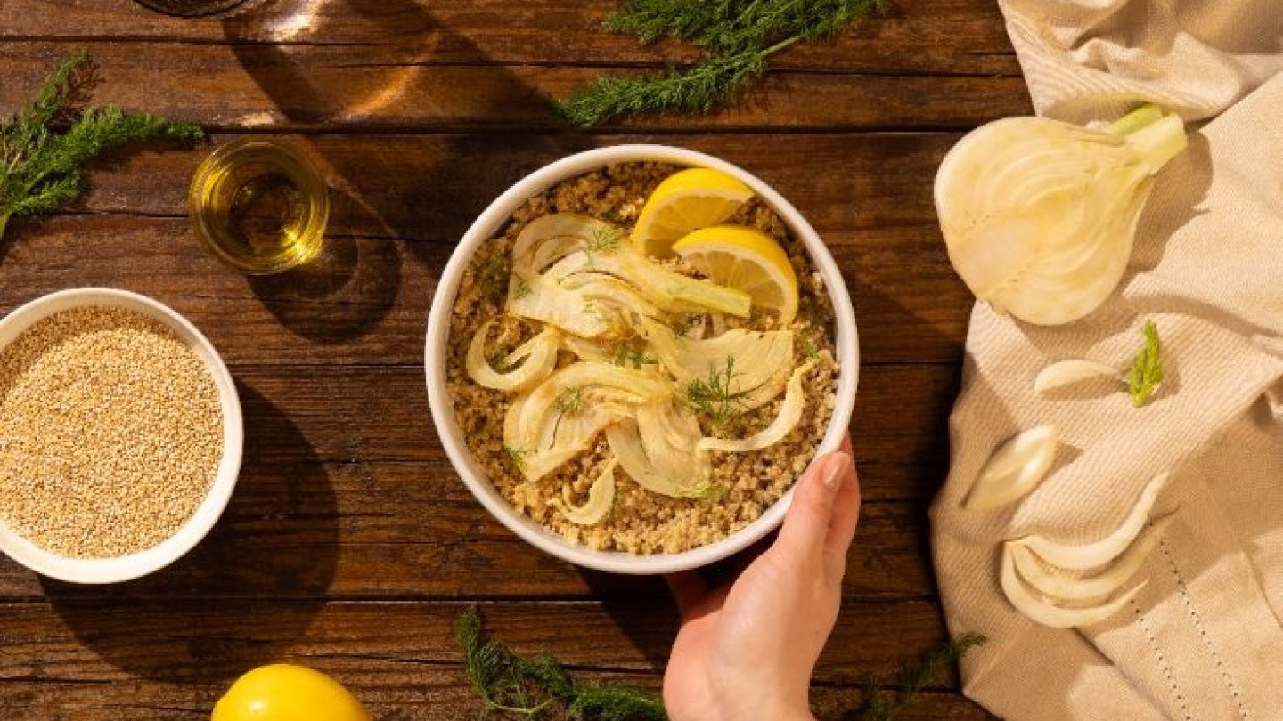 Schüssel mit Quinoa und gebratenem Fenchel