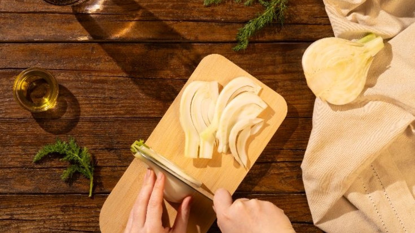 Fenchel wird geschnitten
