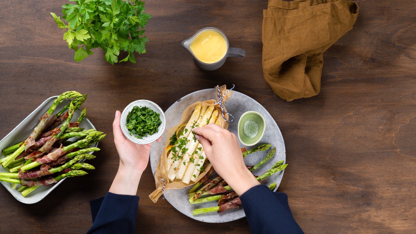 Gegrillten Spargel anrichten