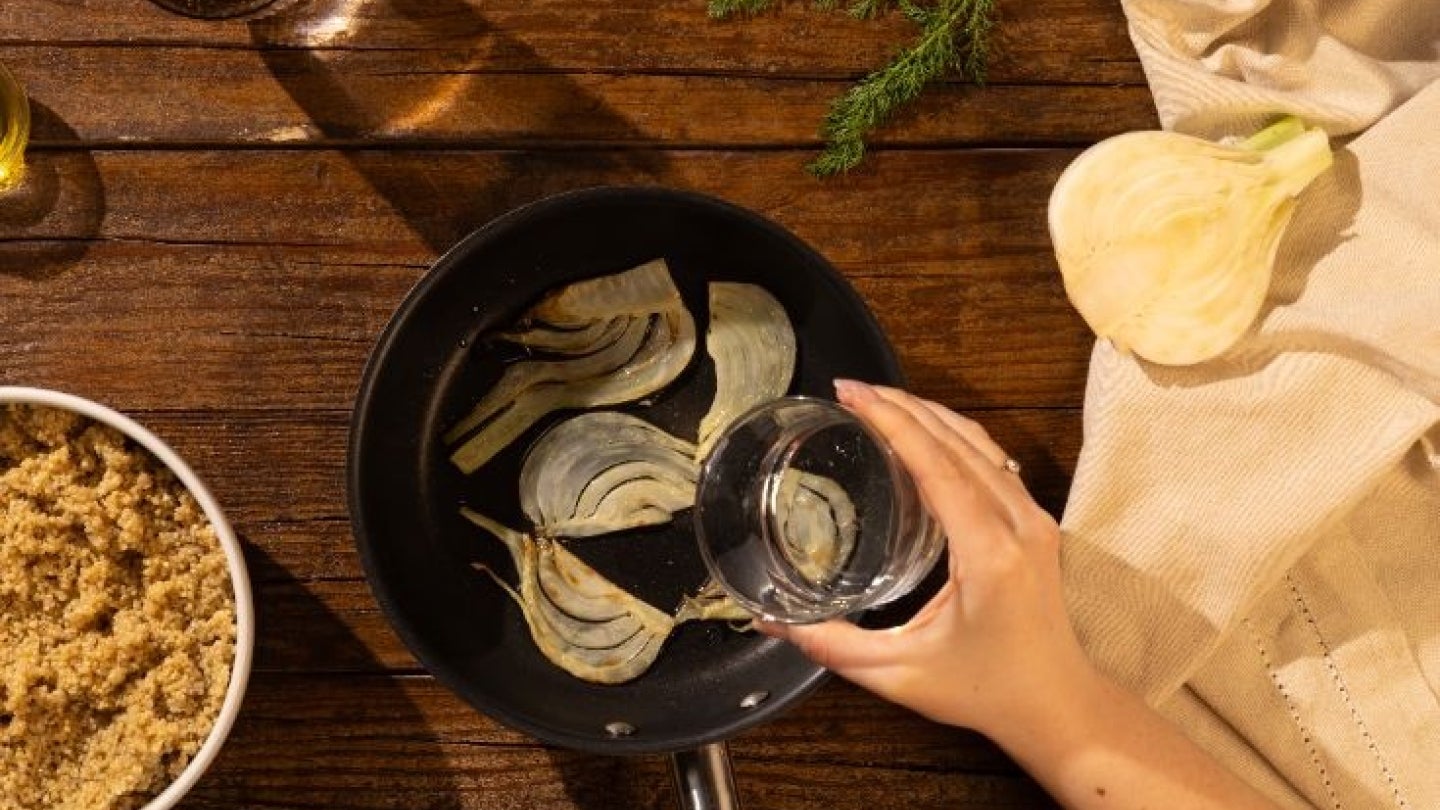 Fenchel wird angebraten in einer Pfanne