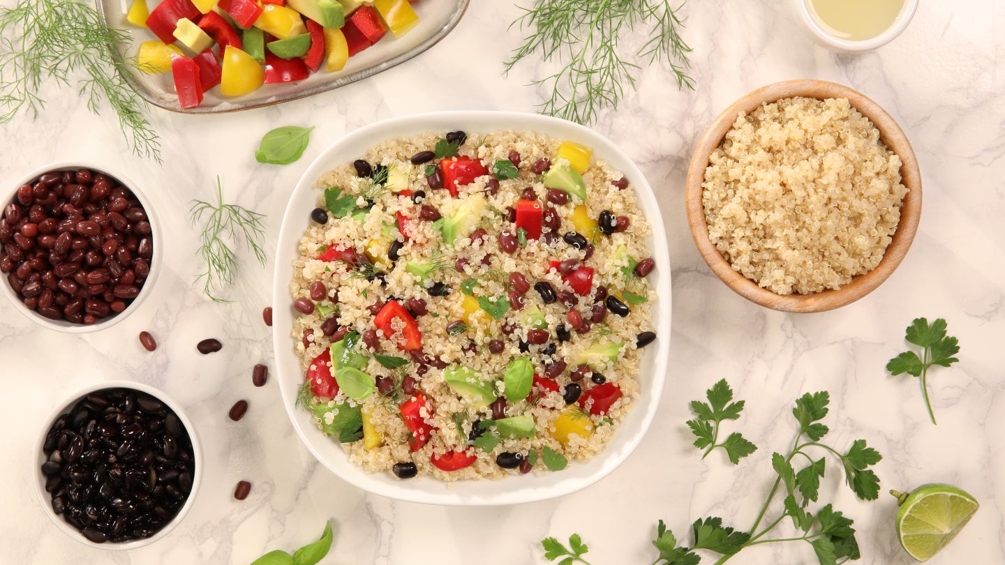 Frischer Quinoa-Bohnen-Salat mit Avocado