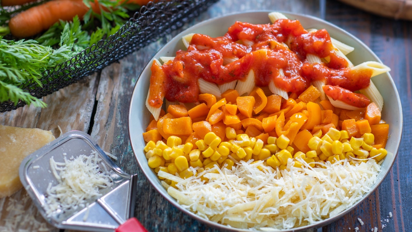Nudeln mit Tomatensauce, orangen Paprika, Mais und Käse